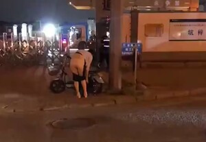 バイクに乗ってる女性のスカート