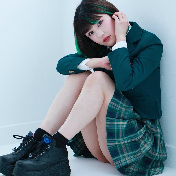 【画像】机にお○ぱいが乗る女子さん、マジで机に乗せてしまうｗｗｗｗｗｗｗ