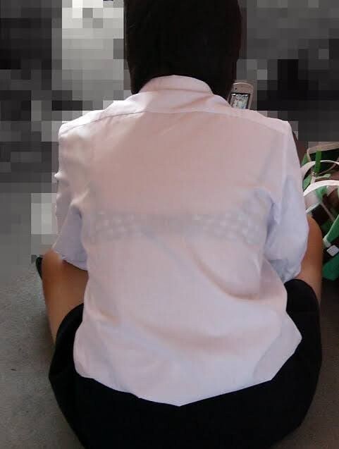 【悲報】JK「もうすぐ女子高校生の夏服期間が終わります」ﾊﾟｼｬｯ