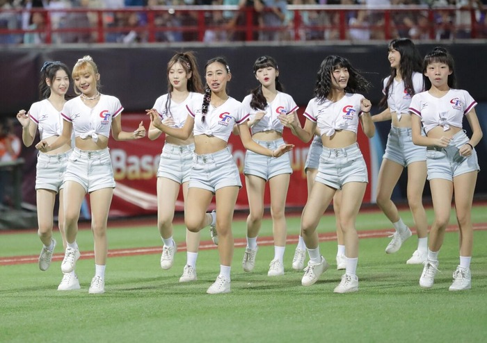 【動画】野球のチアガールさん、性的すぎて目のやり場に困るレベルｗｗｗｗｗ