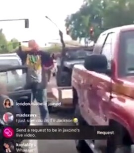 アメリカ人が弓を撃ってる