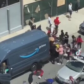 黒人がアマゾンの配送者から荷物を略奪