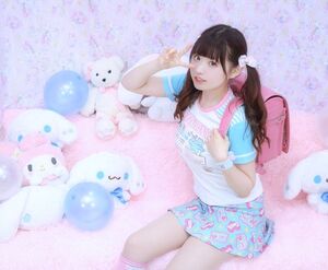 大人なのに女児服着てるカフェの店員 (1)