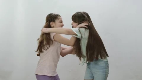 【動画】女子のストリートファイト、なぜか全裸にされてしまうwwwwwww