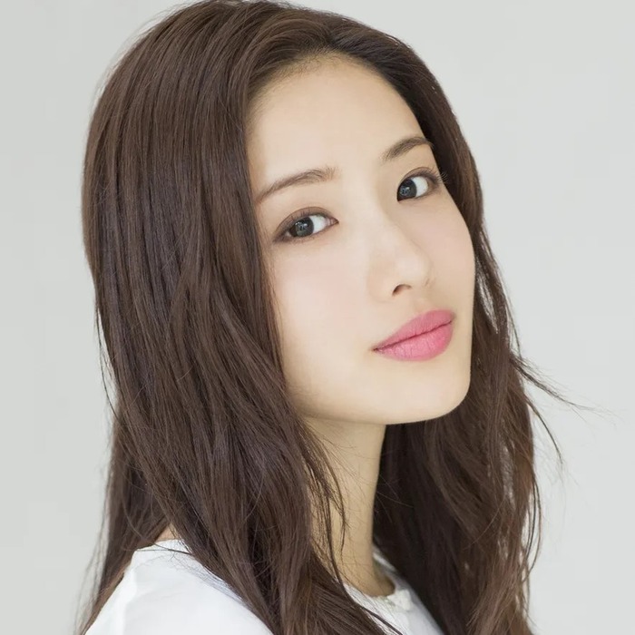 【画像】石原さとみさん、美熟女姿がウルトラえ○ちだと話題になってしまうwwwwwww