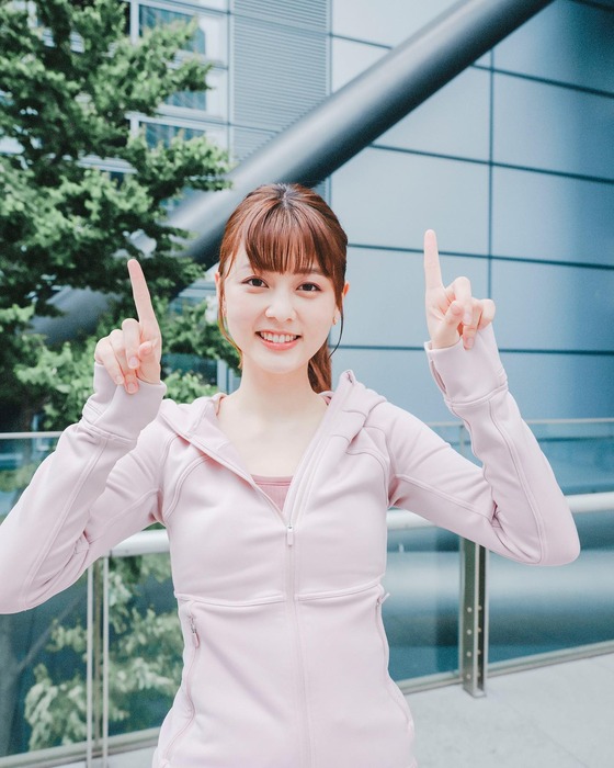 佐藤梨那アナの谷間チラ