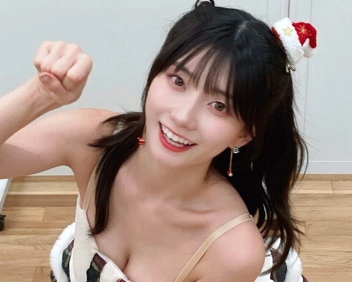 【画像】瀬戸環奈さんのお○ぱいを合法的に触る方法が見つかるwwwww