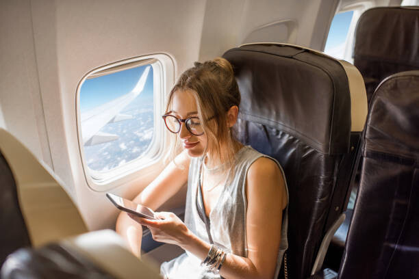 【画像】飛行機の隣の席にこんな横乳女子が来たらどうする？