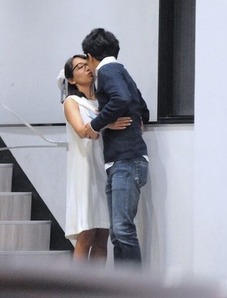 【画像】 未婚女子アナ(41)の路上キスwwwwww