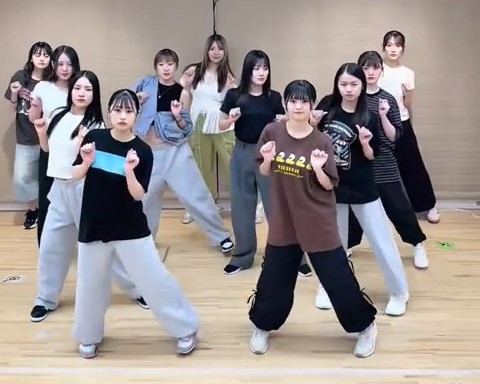 【動画】アイドルグループさん、練習中に乳相撲夏場所wwwwww