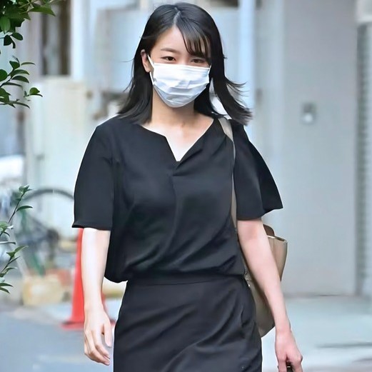【画像】佳子様の通勤姿、お胸のシルエットくっきりエ□すぎるwwwwww