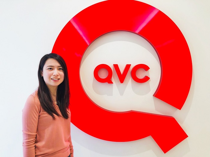 テレビショッピングで谷間チラ