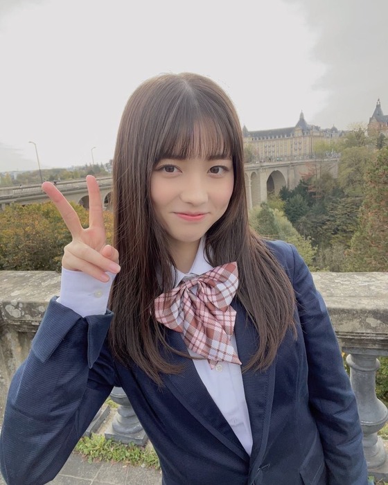 うどんをすする女子高生