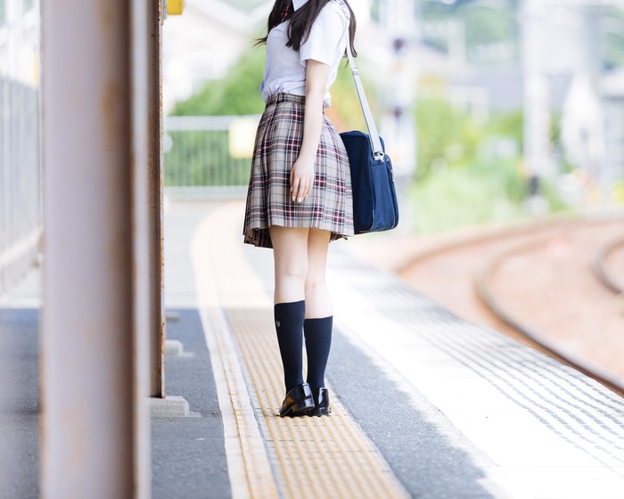 【画像】制服女子さん、駅のホームで盛大にパ○チラしてしまうｗｗｗｗｗｗｗ