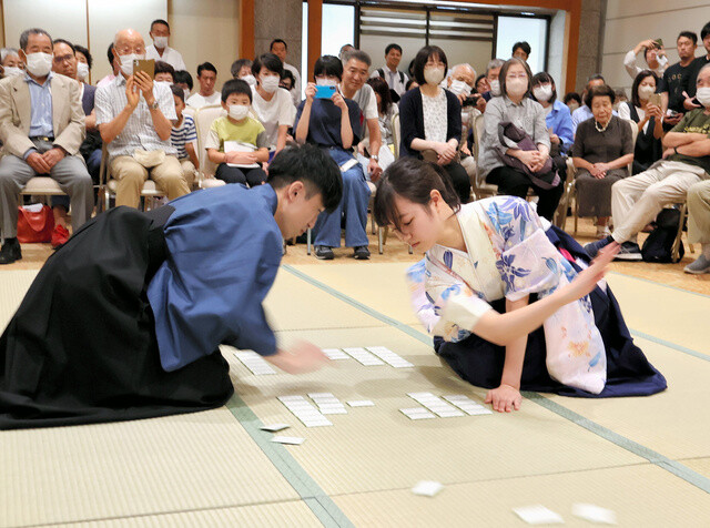 【画像】百人一首大会がエ○チすぎるｗｗｗｗｗｗｗ