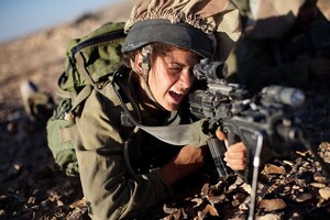 女性兵士のケツ