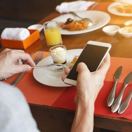 トイレ行く時スマホを置いていく 