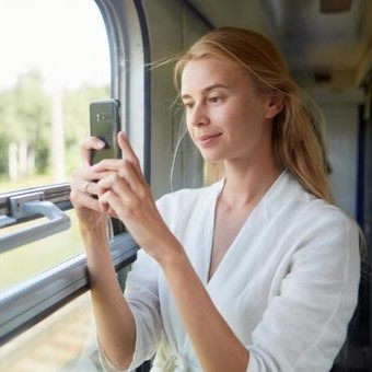 【画像】外国人女性さん、日本の電車でとんでもないことをしてしまうｗｗｗｗｗ