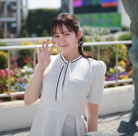 【GIF有】冨田有紀アナ、競馬番組でハプニング胸チラしてしまうwwwww