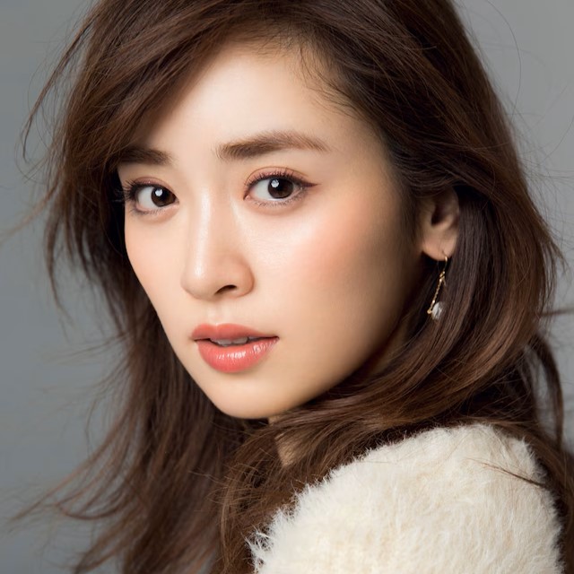 【画像】女優の泉里香さん、W杯試合会場でのハグショットが美しすぎると話題になるｗｗｗｗｗ