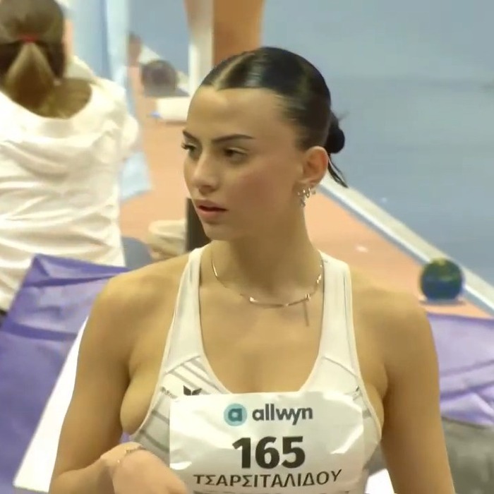 【動画】走り幅跳びの巨乳陸上選手、ユニフォームからハミ出てしまうwwwwwww