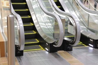 エスカレーターに乗るおばあさん
