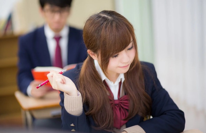 【画像】クラスの全男子をボッ起させてしまうスケベ女子が発見されるｗｗｗｗｗｗｗ
