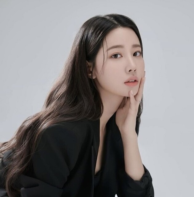 【動画】美人女優さん、ピッチリドレスからモリマンが浮き出てしまうｗｗｗｗｗｗｗ