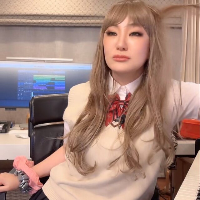 【画像】ベテラン女性歌手さん、いきなりギャルになってしまうwwwwwww