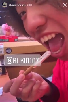 スシローのデザートを食べて戻す男