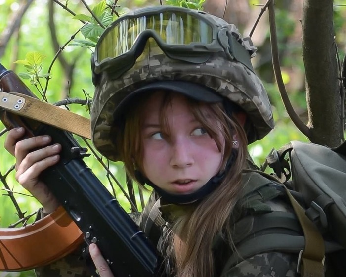 【画像】ウクライナ軍に美人すぎる女性兵士が爆誕してしまうｗｗｗｗｗ