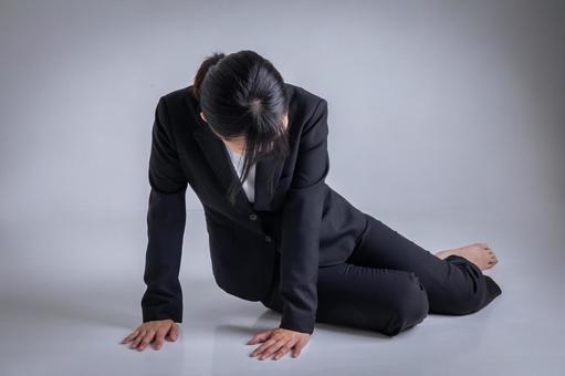 【画像】スーツ姿女性さん、街角でどうでもよくなってしまうｗｗｗｗｗｗ