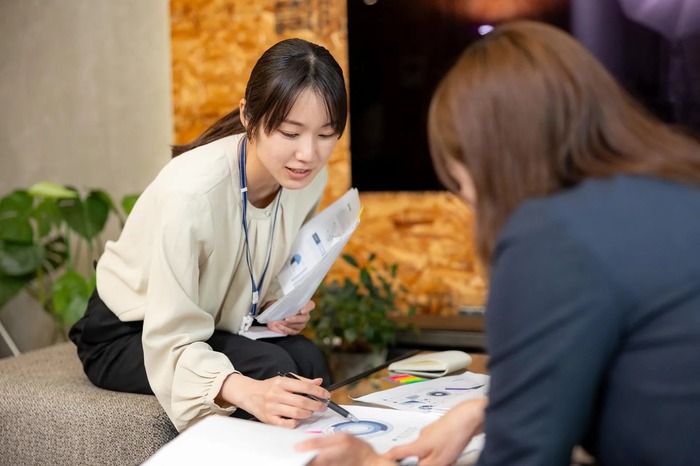 【画像】AV制作会社さん、お胸丸出しで打ち合わせしてたwwwww