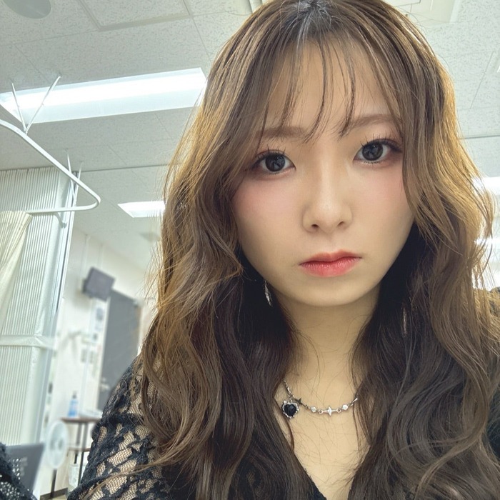 【画像】現役アイドル(22)さん、子供向け番組で無防備に露出してしまうｗｗｗｗｗ