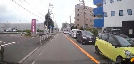 車に轢かれそうになった少年