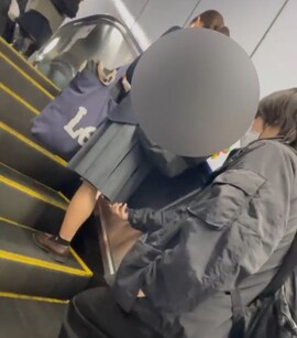女子高生のスカートの中を盗撮する大学生