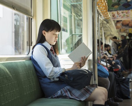 【動画】電車内で大胆にパ●チラしちゃう女の子が発見される