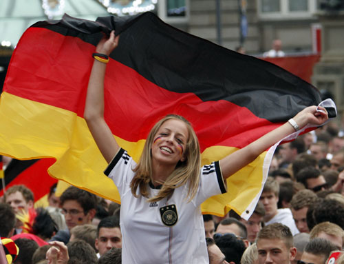 【画像】サッカードイツ代表の美人サポーター三人衆、豊満すぎるwwwwww