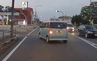 前方の車がウィンカーを間違える