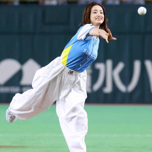 【動画】上戸彩さん(40)さん、たわわすぎる始球式がエ□かわいいと話題になるｗｗｗｗｗｗ