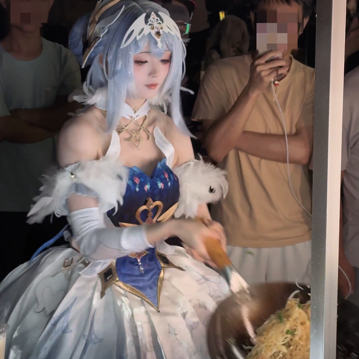 【動画】コスプレ美少女が働く屋台、スケベ男子が押し寄せてしまうｗｗｗｗｗｗｗ
