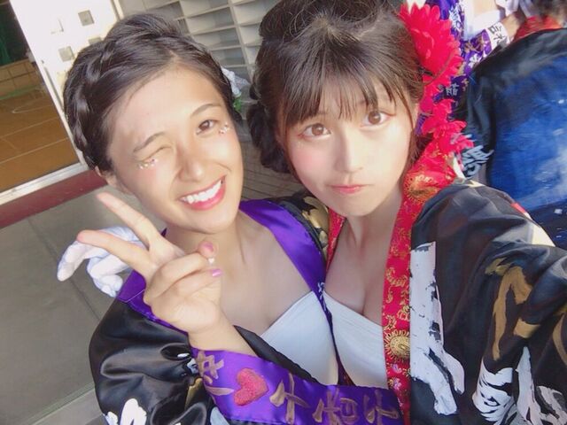 女子高生応援団の胸の谷間