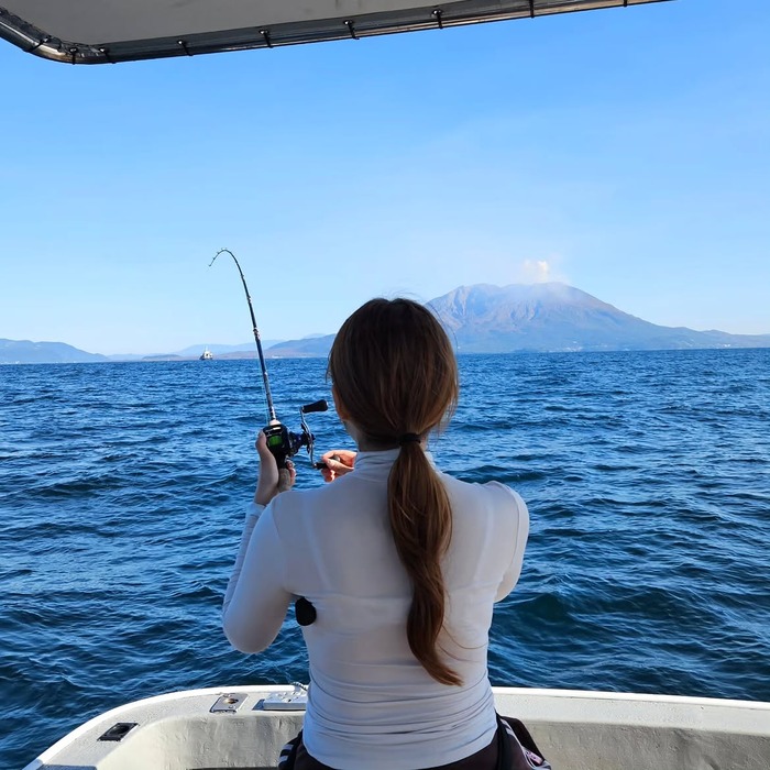 【画像】釣りガールさん、爆乳すぎて釣れた魚に目がいかないwwwwww