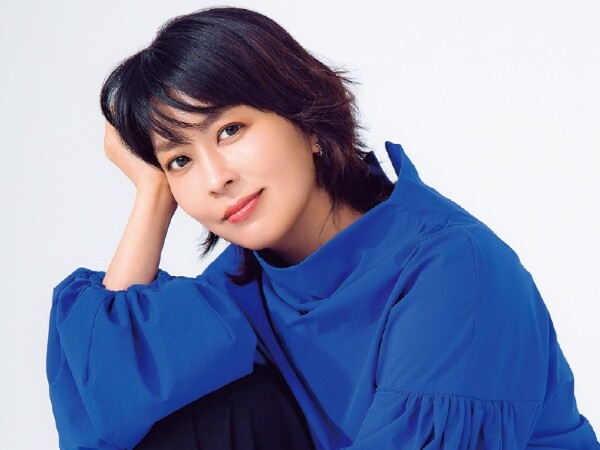 【画像】松たか子(48)さん、うっかり胸の谷間を披露してしまう