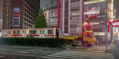 歌舞伎町で電車を撮影している撮り鉄