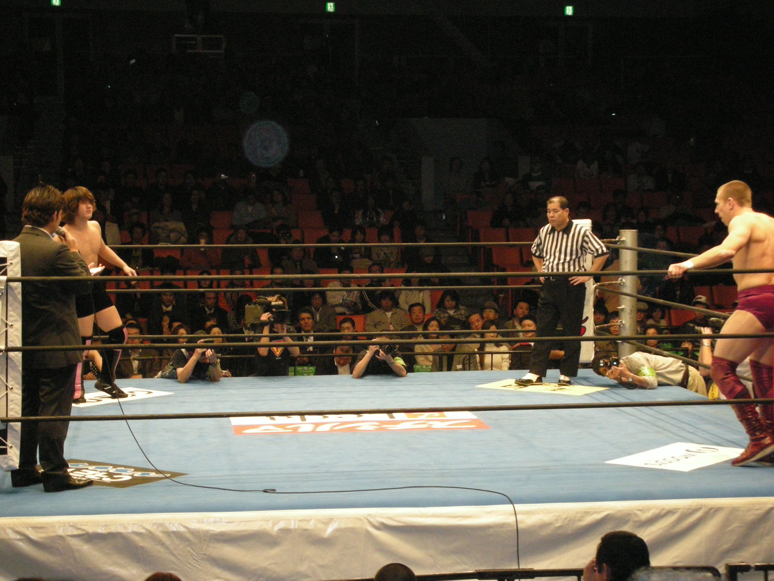 Uwai Station 観戦 部下にプロレス技をかける