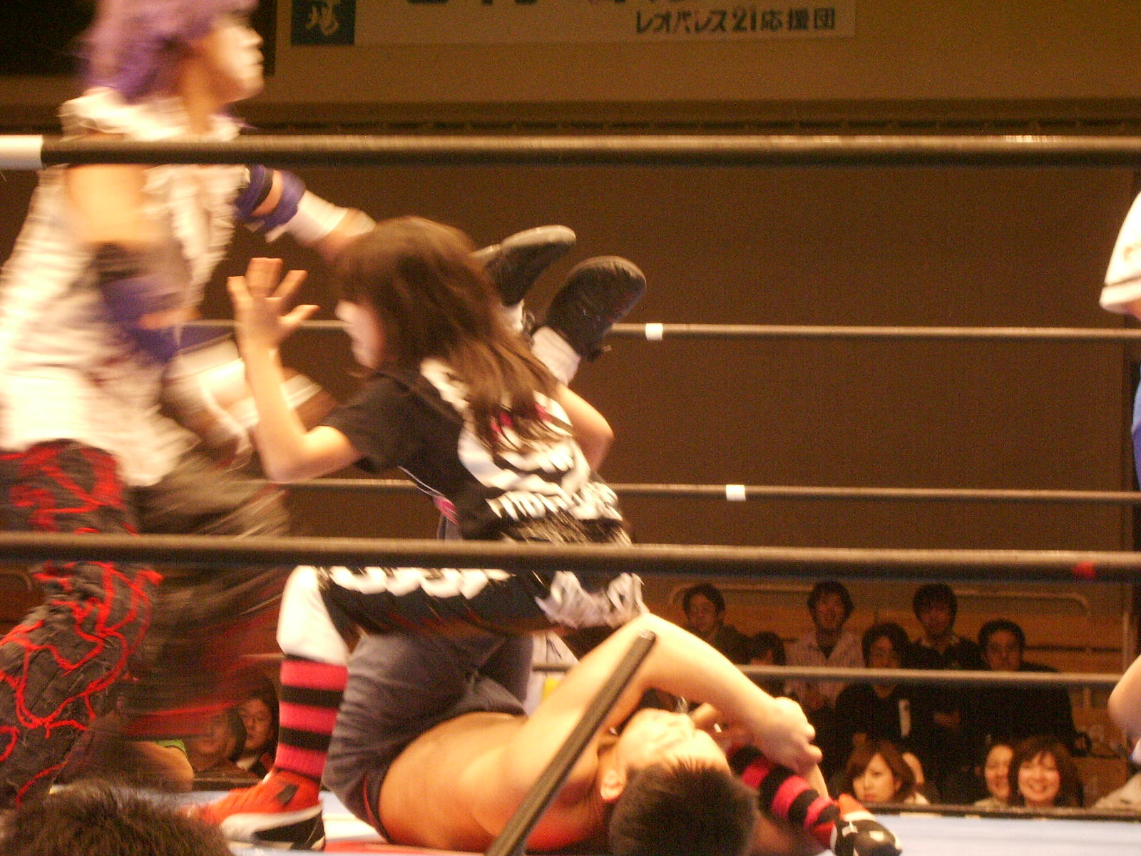 Uwai Station 4 観戦 部下にプロレス技をかける
