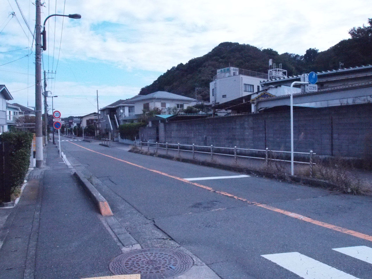 商店街での自転車走行は危険です 英語
