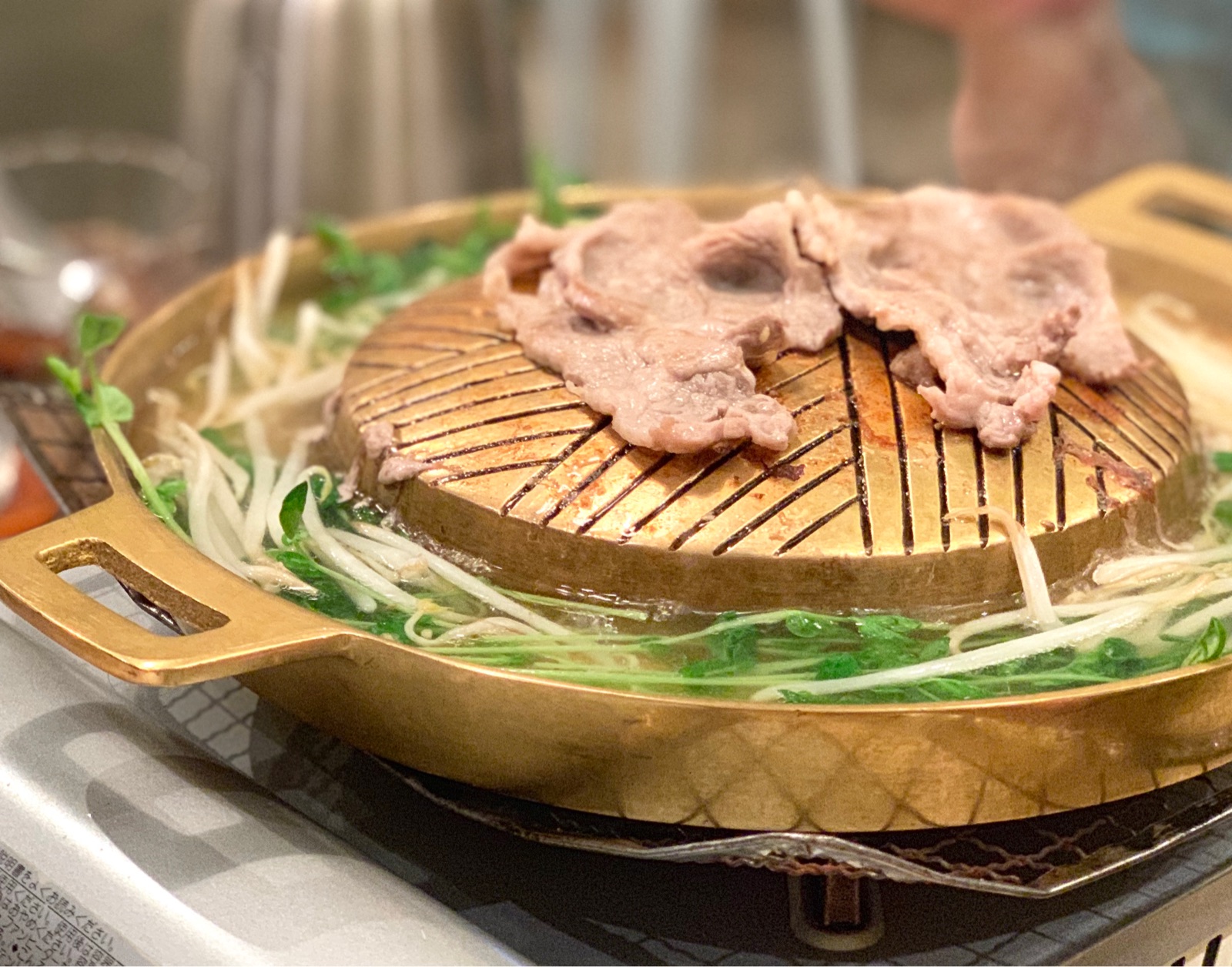 焼肉としゃぶしゃぶ両方楽しめるタイの欲張り鍋「ムーガタ」を食す