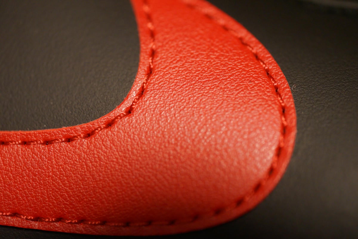 AIR JORDAN 1 HIGH 85 BRED スウッシュの質感を確認。85年当時のモデルをほぼ完全に再現されているモデルなのでスウッシュ部分はどうやら合皮の模様